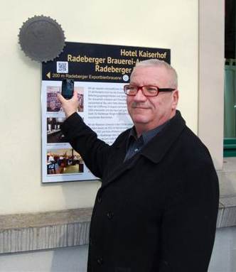 Oberbürgermeister Gerhard Lemm eröffnet den QR-Code Führer.